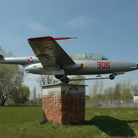 Kosmonauty Wroclaw-airport Готель 3*